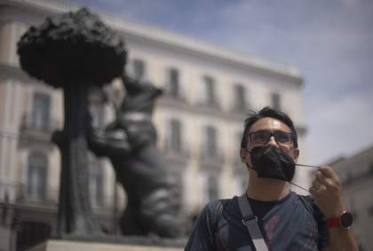 Homem tira máscara em Madrid, na Espanha