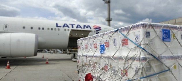 Embarque de vacinas contra Covid em voo da Latam