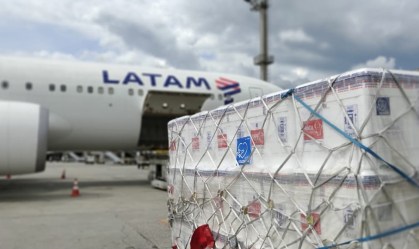 Embarque de vacinas contra Covid em voo da Latam