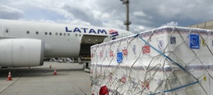 Embarque de vacinas contra Covid em voo da Latam