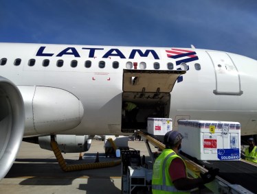 Embarque das doses contra Covid-19 na &#039;barriga do avião&#039;