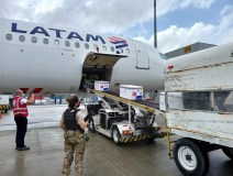 Embarque das doses contra Covid-19 na &#039;barriga do avião&#039;