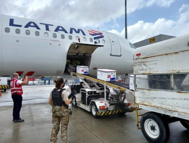 Embarque das doses contra Covid-19 na &#039;barriga do avião&#039;