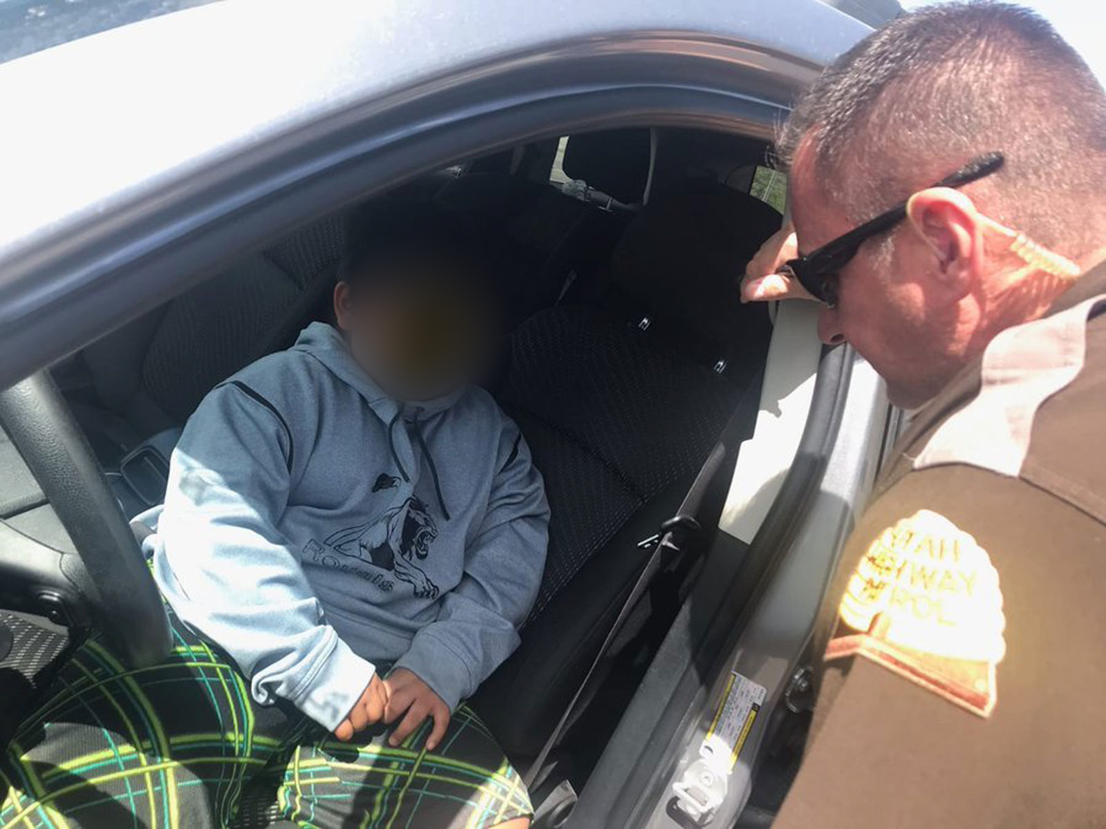Flagrante de garoto de 5 anos dirigindo o carro dos pais. 