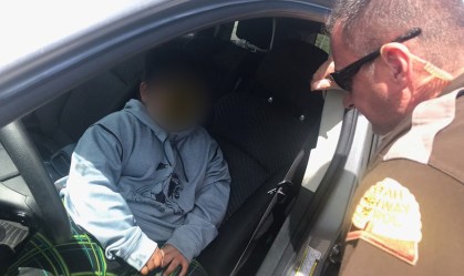 Garoto de 5 anos é parado dirigindo carro dos pais a caminho da Califórnia