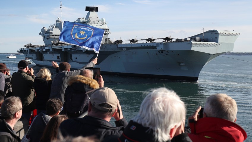 O porta-aviões britânico HMS Queen Elizabeth é saudado ao chegar à Base Naval de Portsmouth, em Hampshire / Foto: Andrew Matthews - 19.mai.2021/PA Images via Getty Images