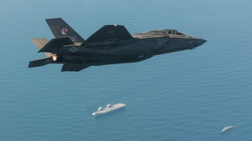 Caça F-35B dos EUA sobrevoa o porta-aviões britânico HMS Queen Elizabeth