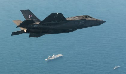 Caça F-35B dos EUA sobrevoa o porta-aviões britânico HMS Queen Elizabeth
