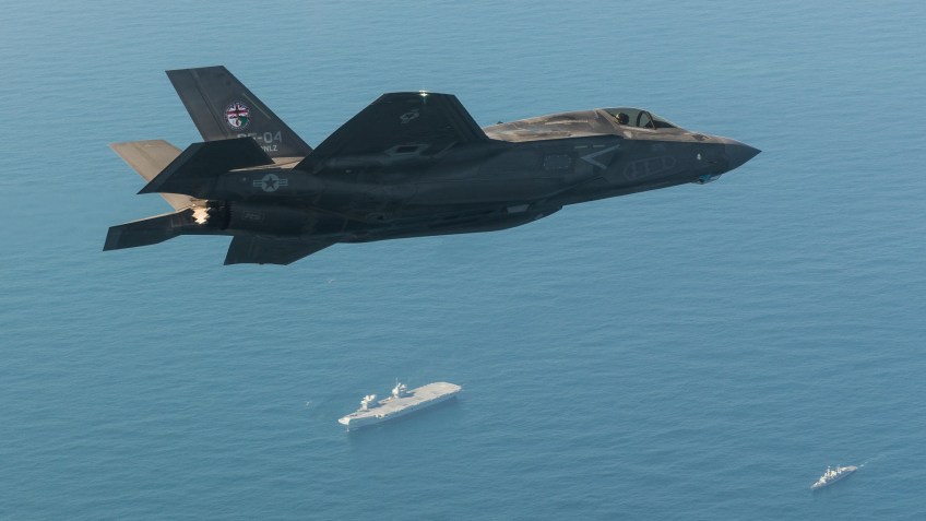 Caça F-35B dos EUA sobrevoa o porta-aviões britânico HMS Queen Elizabeth durante exercícios em 2018 / Foto: Dane Wiedmann/Navy Office of Information/U.S. Navy