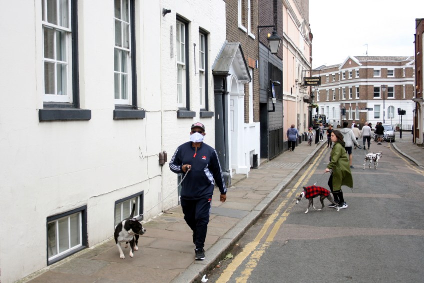 Homem caminha com cachorro em Greenwich, Londres / Adam Oliver - 04.mai.2020/Reuters