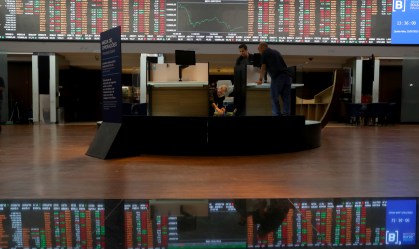 Dólar fecha a R$ 4,44 e bate novo recorde; Bovespa cai 7%