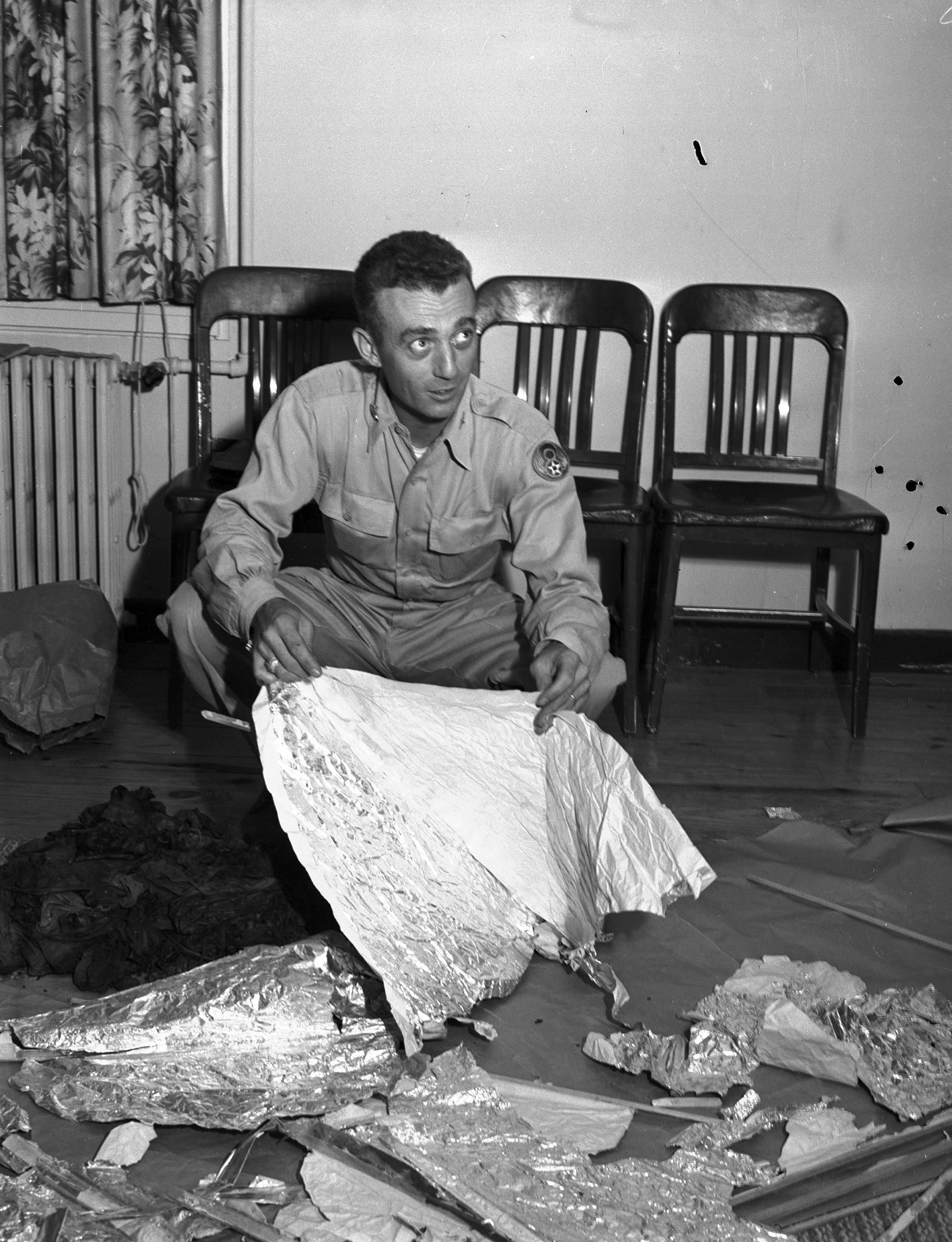 Jesse Marcel posa com destroços encontrados em Roswell, Novo México, que seriam de OVNIs, um dos casos mais famosos de supostos extraterrestres • Coleção de Fotografias Fort Worth Star-Telegram/Universidade do Texas/Biblioteca de Arlington