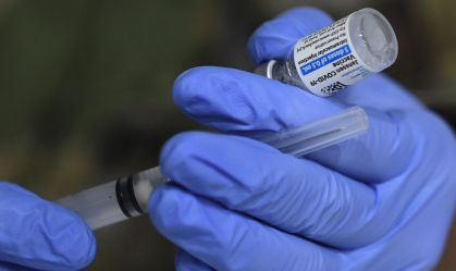 Dose de vacina da Janssen e seringa