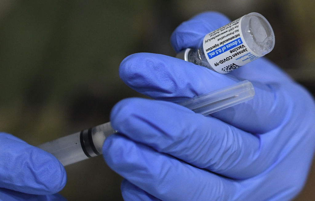 Dose de vacina da Janssen e seringa Dose de vacina da Janssen e seringa