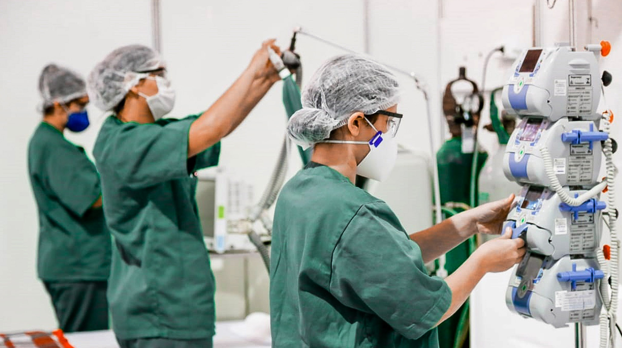 Profissionais de saúde em hospital de campanha em Santarém, no Pará