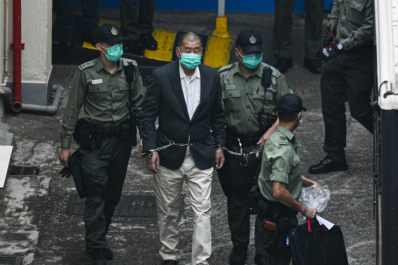 Jimmy Lai, fundados do jornal, foi preso em ações anteriores ao fechamento defin Jimmy Lai, fundados do jornal, foi preso em ações anteriores ao fechamento defin