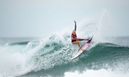 As surfistas Tatiana Weston-Webb e Silvana Lima, no feminino, garantiram vaga pa