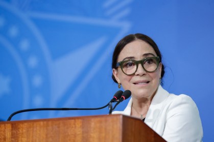 Regina Duarte durante cerimônia de posse