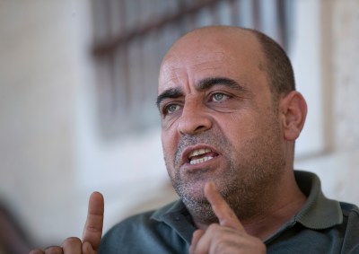 Nizar Banat fala a jornalistas na casa da família dele em Hebrom