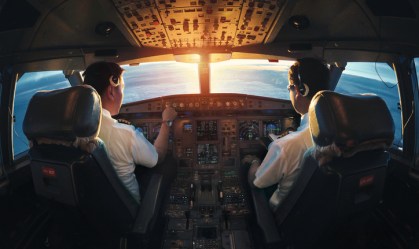 Pilotos na cabine de um avião
