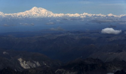 Imagem aérea de monte coberto de neve no Alasca