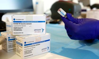 Profissional de saúde prepara dose de vacina da Janssen contra Covid-19 para apl