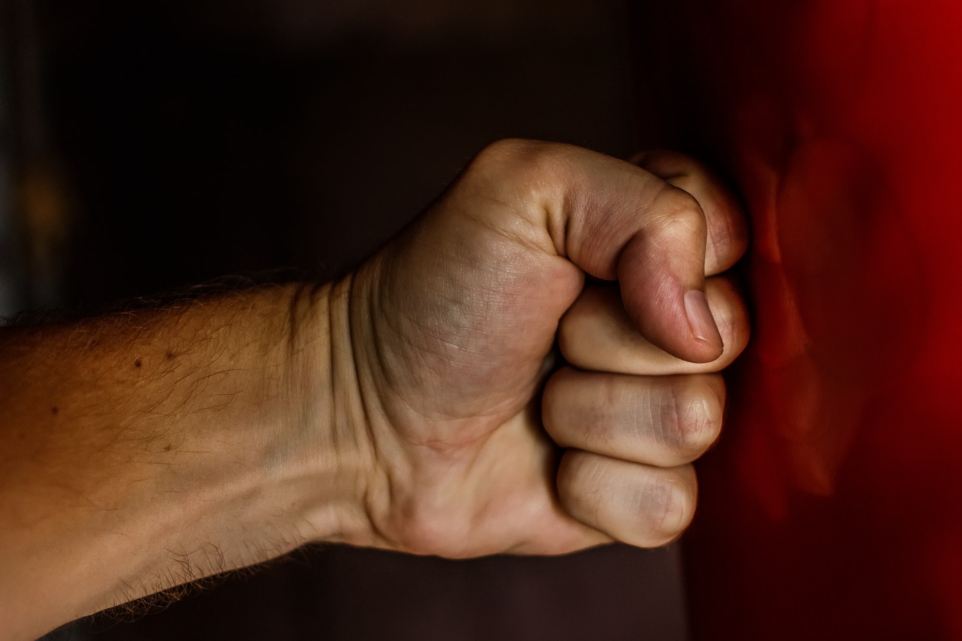 Homem dá soco; violência doméstica aumenta em SP em março de 2020