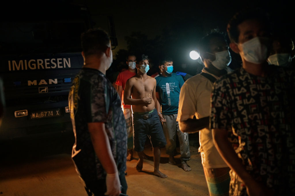 Imigrantes ilegais presos na Malásia
