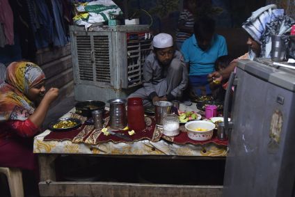 Família refugiada do grupo étnico Rohingya