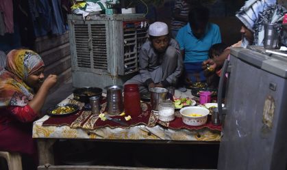 Família refugiada do grupo étnico Rohingya