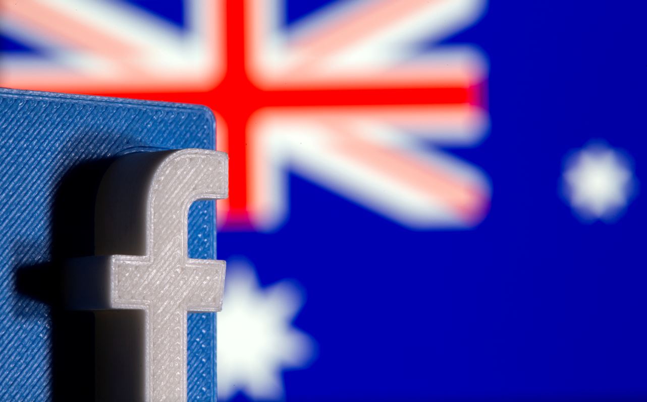 Ilustração com o logo Facebook diante de uma bandeira da Austrália