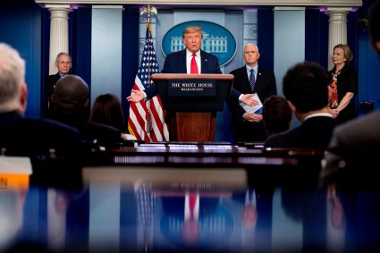 Donald Trump em entrevista coletiva sobre a evolução da Covid-19 na Casa Branca
