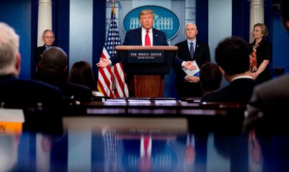 Sem recomendação médica, Trump diz tomar cloroquina para prevenção da Covid-19