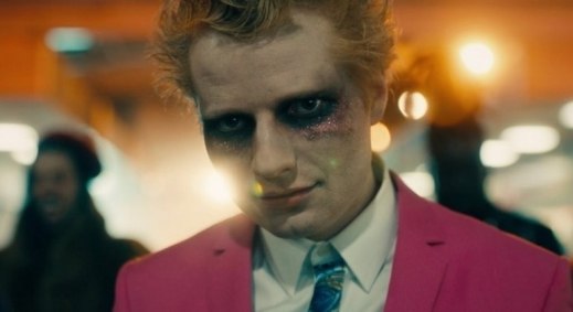 Ed Sheeran no clipe de 'Bad Habits'