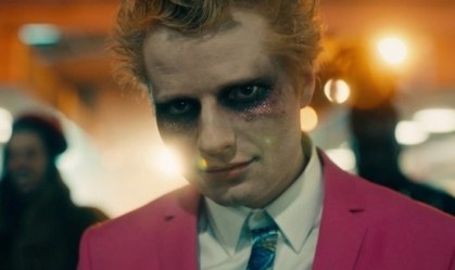 Ed Sheeran no clipe de 'Bad Habits'