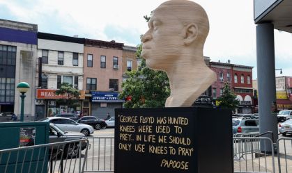 Estátua de George Floyd,do artista Chris Carnabuci,foi inaugurada na cidade de N