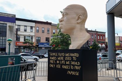 Estátua de George Floyd,do artista Chris Carnabuci,foi inaugurada na cidade de N