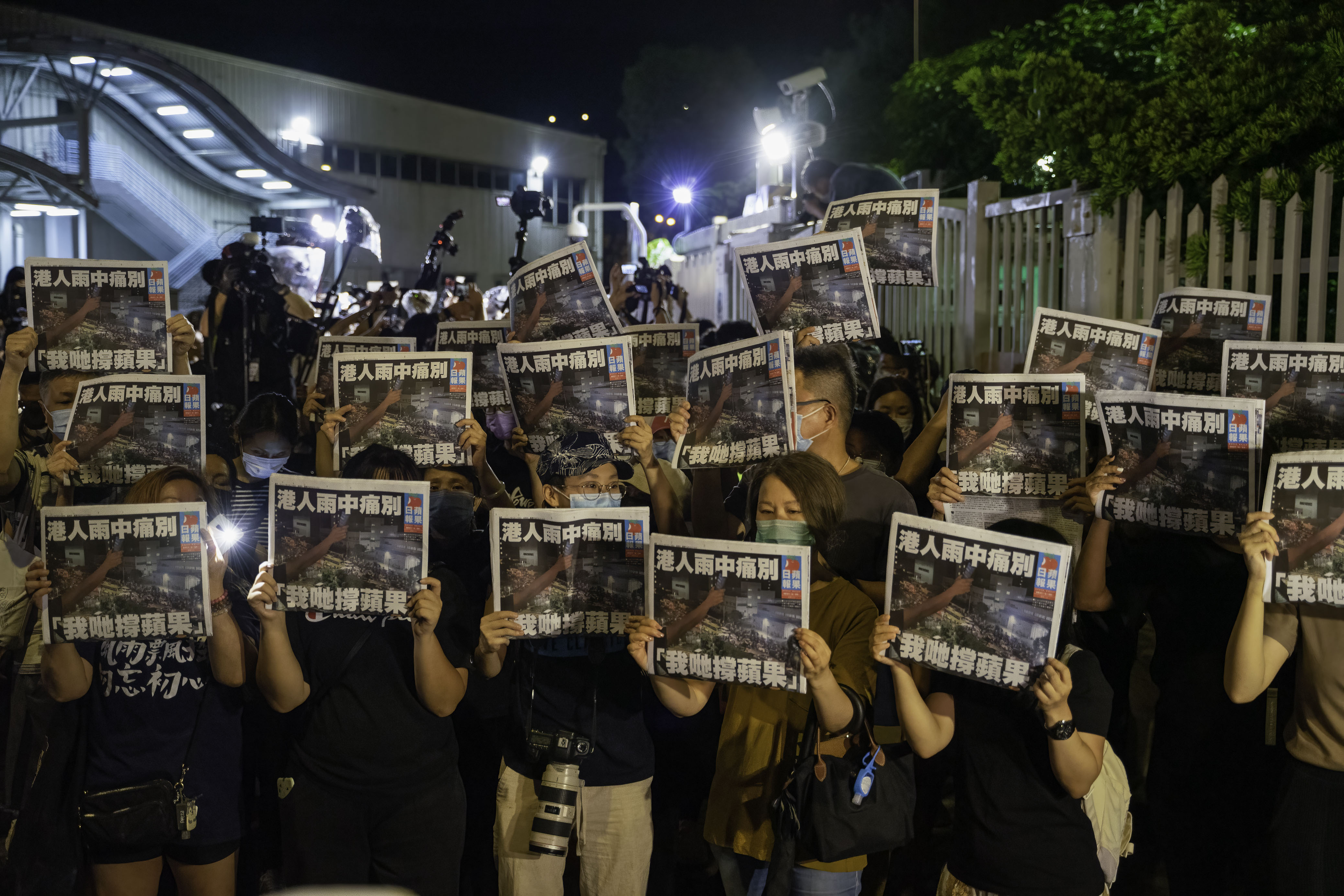 Apoiadores posam com última edição do Apple Daily em Hong Kong