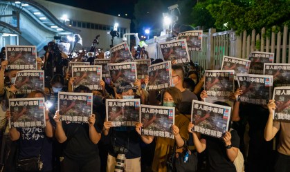 Apoiadores posam com última edição do Apple Daily em Hong Kong