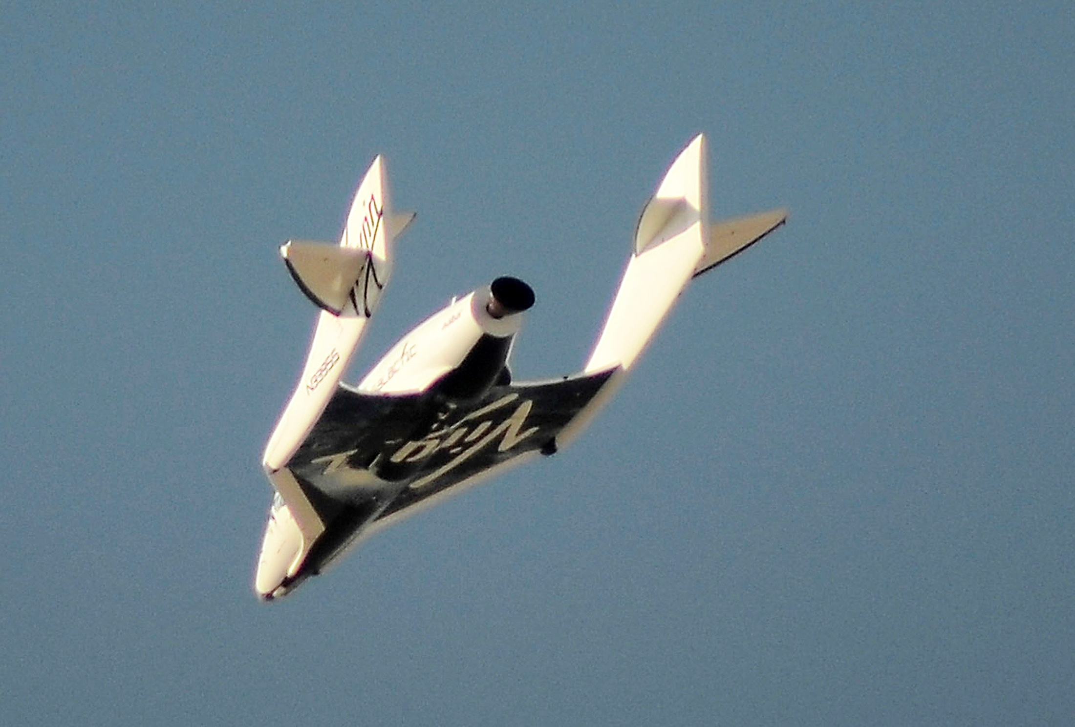 Nave da Virgin Galactic faz voo de teste sobre o deserto da Califórnia