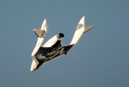 Nave da Virgin Galactic faz voo de teste sobre o deserto da Califórnia