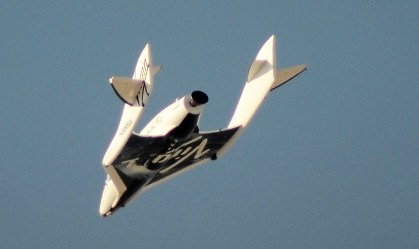 Nave da Virgin Galactic faz voo de teste sobre o deserto da Califórnia