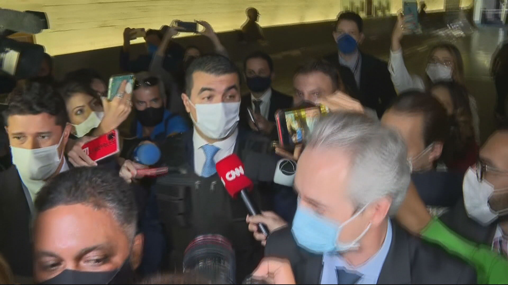 Deputado federal Luis Miranda (DEM-DF) chega para depor à CPI da Pandemia com um Deputado federal Luis Miranda (DEM-DF) chega para depor à CPI da Pandemia com um