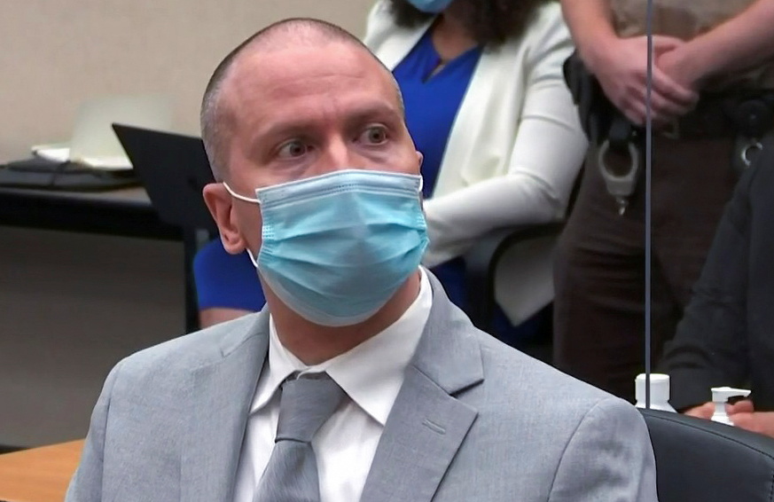 Ex-policial Derek Chauvin durante audiência