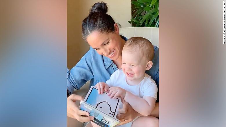 Meghan lê para o seu filho Archie em seu primeiro aniversário. 