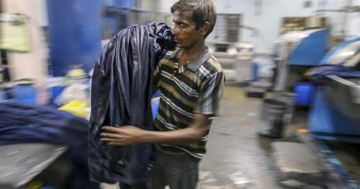 Cidade da Índia recebe toneladas de “fast fashion” e vê crise ambiental
