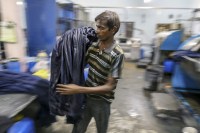 Cidade da Índia recebe toneladas de "fast fashion" e vê crise ambiental