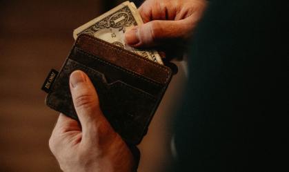 Remessa dispara e brasileiro no exterior já manda US$ 358 mil por hora à família