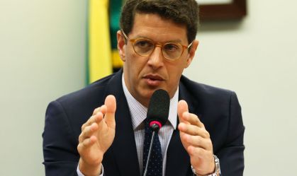 Salles diz que foi expulso do Novo e alfineta Amoêdo: 'fico com Bolsonaro'