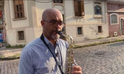Saxofonista de Campinas roda a cidade levando música ao povo na quarentena
